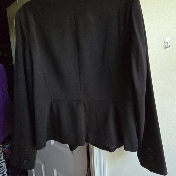 Black stretchy petite jacket. Size 10p - Picture 6 of 7